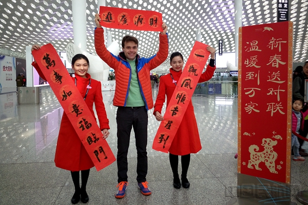 不少外籍旅客被现场喜庆氛围吸引，一同感受浓浓年味 摄影：田诒翔.jpg