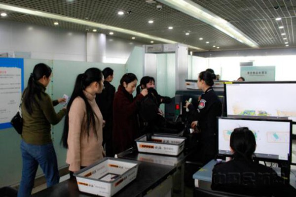 宁波机场春运启用女性专用安检通道 摄影:朱希恩 (2)_副本.jpg 宁波机场春运启用女性专用安检通道 摄影:朱希恩 (2)_副本.jpg