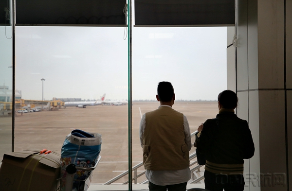 珠海机场出发大厅候机的旅客.JPG