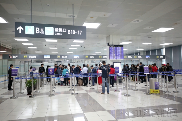 旅客在珠海机场东指廊安检口等候查验.JPG