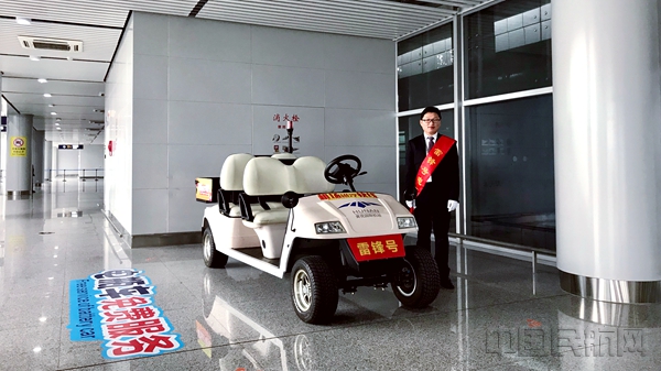 湖南机场为旅客免费提供电瓶车.jpg 湖南机场为旅客免费提供电瓶车.jpg