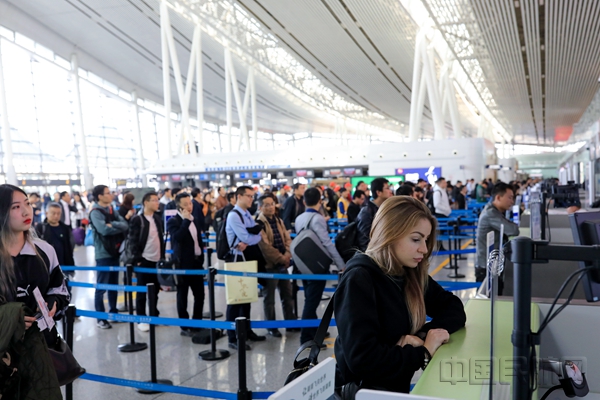 旅客有序排队,未出现排长队现象.jpg 旅客有序排队,未出现排长队现象.jpg