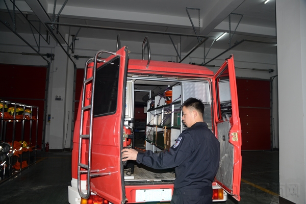 富蕴机场开展控制区特种保障车辆安全大检查 (4).jpg 富蕴机场开展控制区特种保障车辆安全大检查 (4).jpg