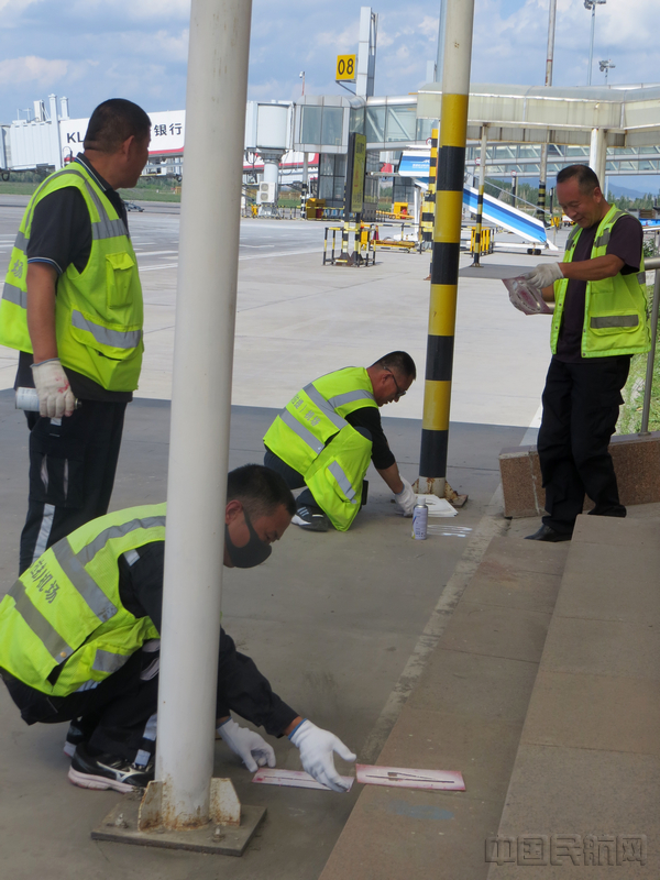伊宁机场开展道面标志标线维护-机坪标记.jpg