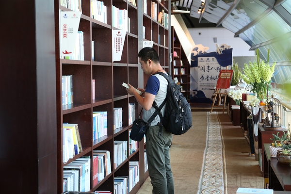 旅客在概念书屋的惬意候机时光 (1).jpg 旅客在概念书屋的惬意候机时光 (1).jpg