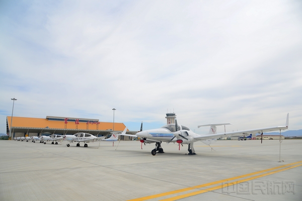机场停机坪.jpg