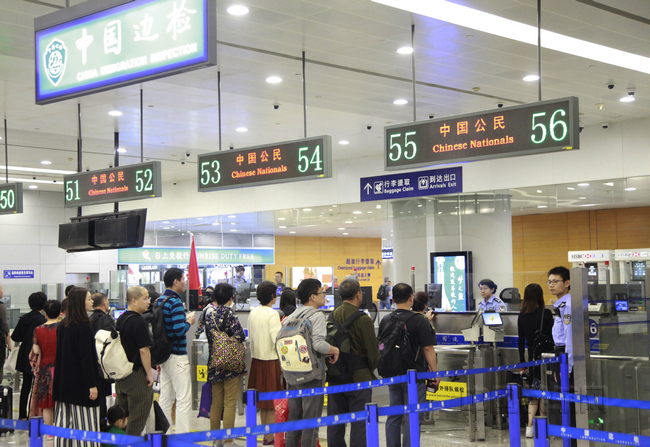 nEO_IMG_3 旅客正在等待通关入境
