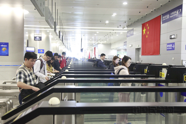 nEO_IMG_4 旅客正在自助通关入境1