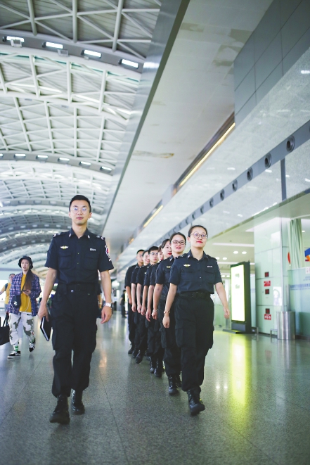 成都双流机场安检站旅检班组:让安全与真情同