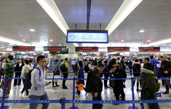 1 旅客正在新启用的边检自助通道前候检_副本.jpg