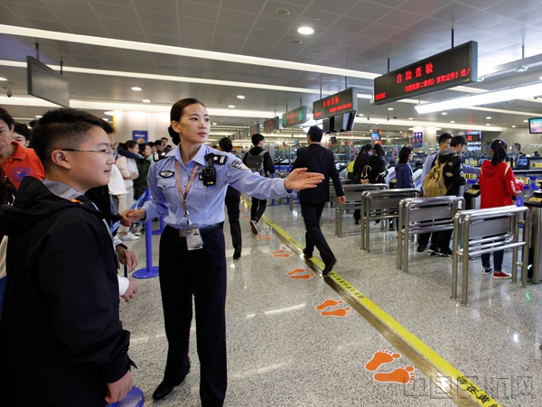 2 边检人员正在引导旅客进入新建的自助通道_副本.jpg
