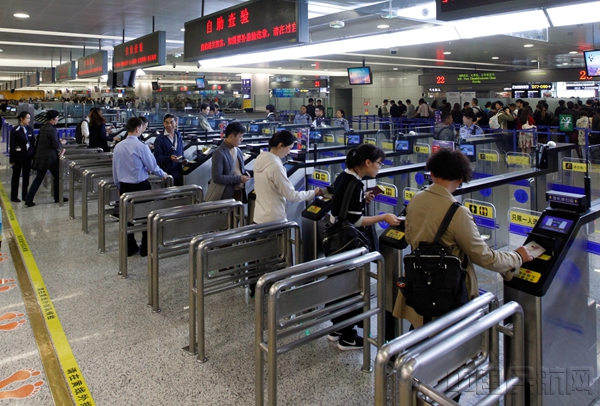 3 旅客正在新建的自助通道内自助通关_副本.jpg