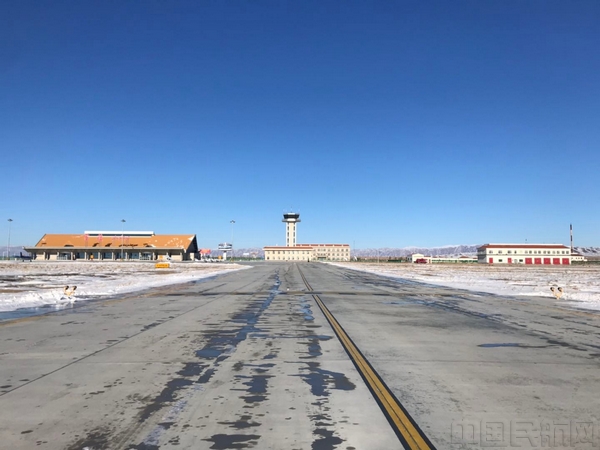 【陈幸蕊 薛洁】富蕴机场全力除积雪保障航班正常运行 (2).jpg