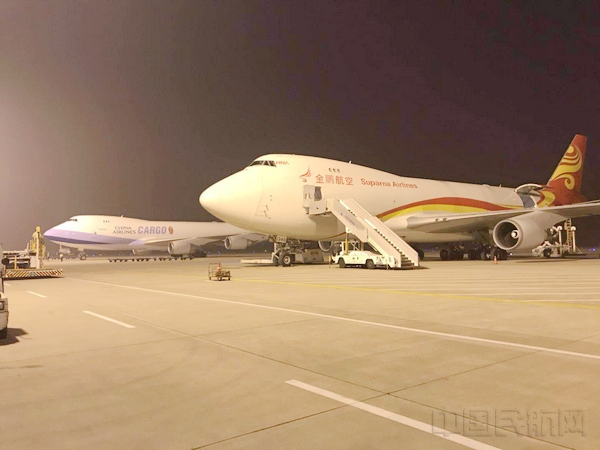 两架B-747全货机满载后,整装待发。.jpg 两架B-747全货机满载后,整装待发。.jpg