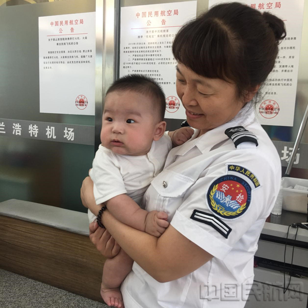 11图：始终坚持真情服务，陪伴“小”旅客平安出行  时间：2017年7月28日_副本.jpg