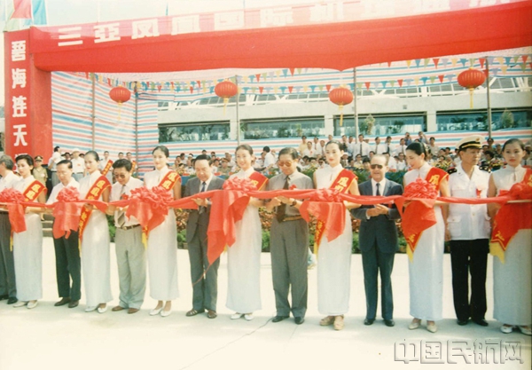 配图：三亚机场举办通航庆典剪彩仪式_副本.jpg