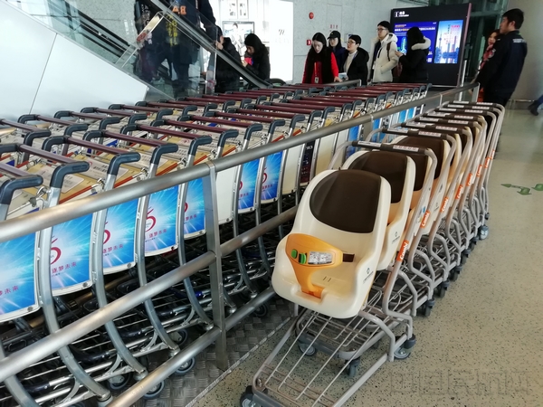 虹桥机场新投放的婴儿车.jpg