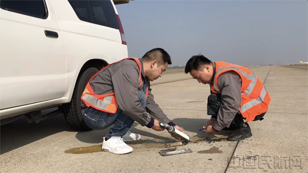 南京禄口机场场道巡查员蔡明亮肩负着保障道面适航性的重任,在看似枯燥的工作中,练就了一双火眼金睛。戴逸洋 摄_副本.jpg