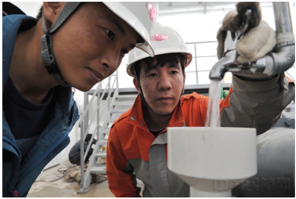 工作人员通过目测法观察水流量2.jpg 工作人员通过目测法观察水流量2.jpg