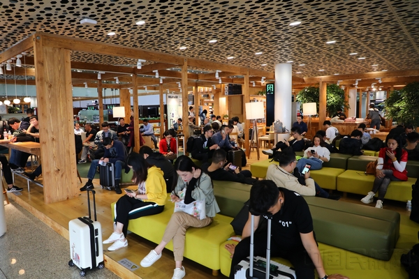 休息区可同时容纳300人休息使用.jpg 休息区可同时容纳300人休息使用.jpg