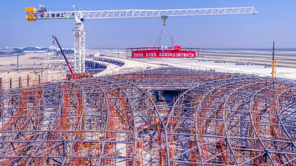 建设中的浦东机场卫星厅钢结构工程.jpg