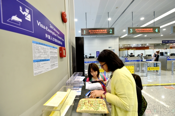 申请免签过境的外籍旅客填写信息登记表-通讯员魏文亨摄.jpg 申请免签过境的外籍旅客填写信息登记表-通讯员魏文亨摄.jpg