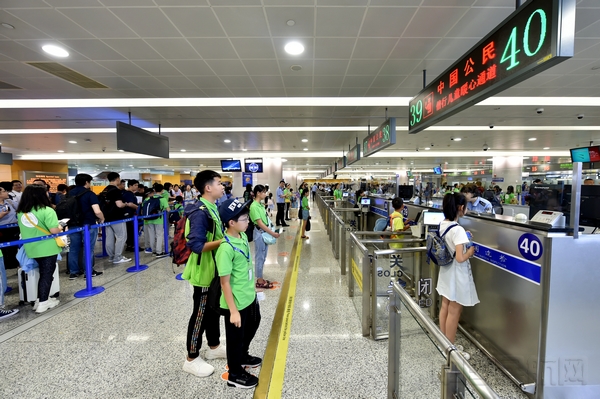 浦东机场口岸开通“偕行儿童暖心通道”-通讯员魏文亨摄.jpg 浦东机场口岸开通“偕行儿童暖心通道”-通讯员魏文亨摄.jpg