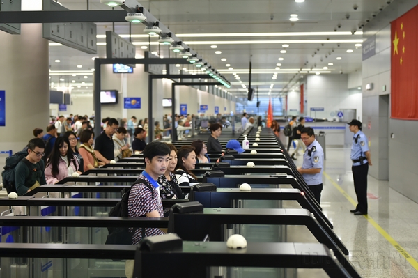 口岸旅客自助通关-通讯员魏文亨摄.jpg 口岸旅客自助通关-通讯员魏文亨摄.jpg