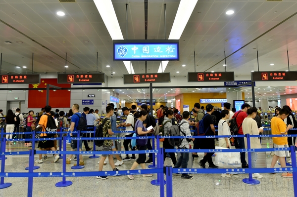 边检自助通关备受旅客青睐-通讯员魏文亨摄.jpg 边检自助通关备受旅客青睐-通讯员魏文亨摄.jpg