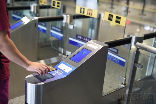 赴港旅客使用国泰港龙的值机二维码在虹桥T1预安检口刷卡验证_副本.jpg
