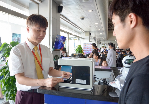 旅客出示电子登机牌完成登机口校验.jpg