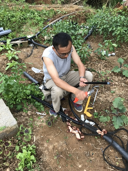 17机保部维护队人员正在抢修故障电缆，制作电缆中间接头。（宋柄帆拍摄）.jpg