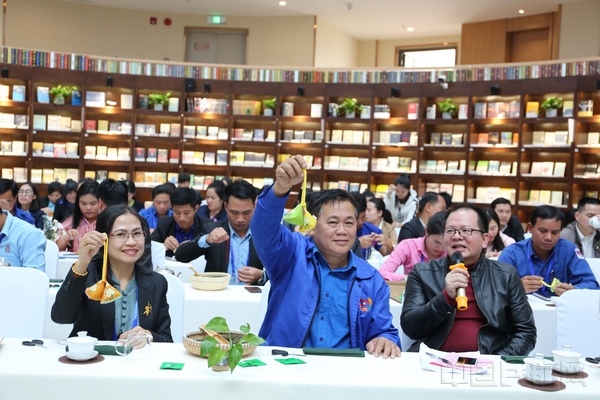 老挝人民革命青年团嘉宾在概念书屋体验中国茶道和香包制作.jpg