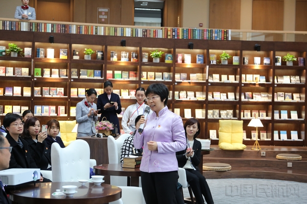 中央民族大学教授、全国兼职妇联副主席、《百家讲坛》常驻讲师蒙曼参加了在酒店概念书屋举办的主题为“巾帼传习书芳华”女职工读书分享会.jpg