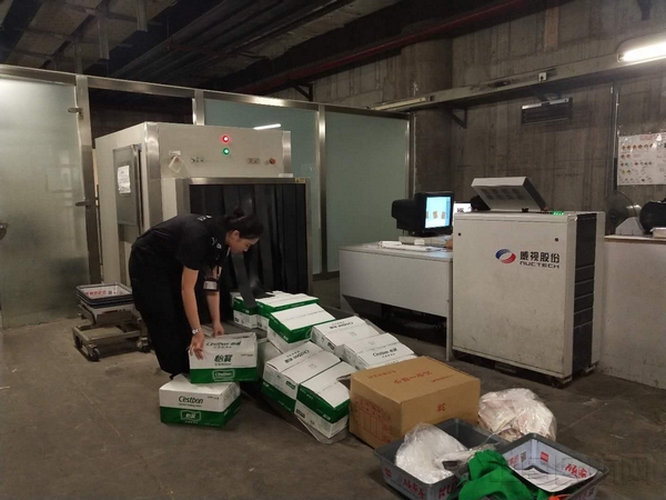 安检员在对液态物品进行检查。.jpg 安检员在对液态物品进行检查。.jpg