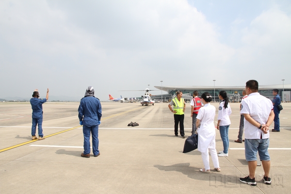 南海第一救助飞行队救助直升机平稳降落在潮汕机场  图：袁翼伦.jpg