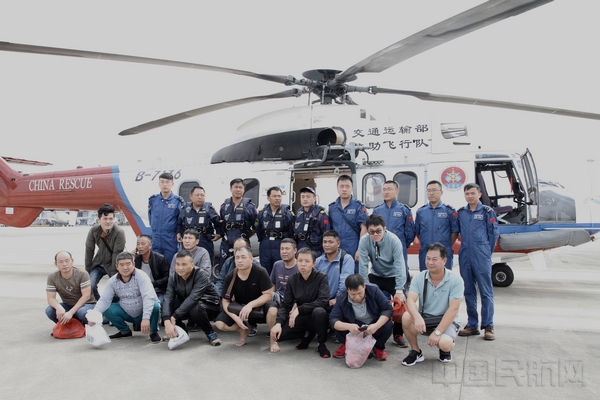 潮汕机场协力南海救助飞行队救助遇险船员  图：袁翼伦.jpg