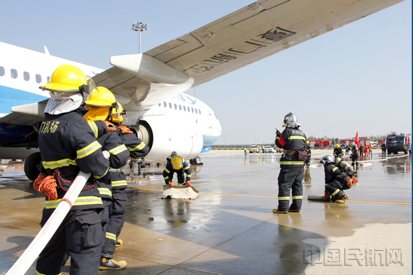 机场各应急单位及时出动-厦门空港供图.jpg 机场各应急单位及时出动-厦门空港供图.jpg