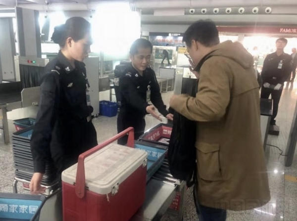 开通绿色快速通道 (图 吴丹琪 ).jpg 开通绿色快速通道 (图 吴丹琪 ).jpg