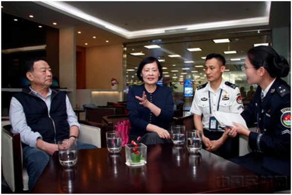 刘先生（左一）金女士（左二）夫妇当面向王剑平（右二）等厦门机场工作人员致谢-厦门机场供图_副本.jpg