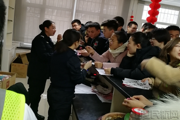 总站工会代表为参赛职工兑换奖品.jpg