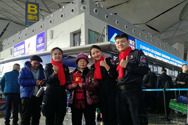 安检员与旅客互动.jpg 安检员与旅客互动.jpg
