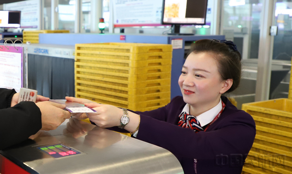 旅客千字文盛赞郑州机场值机员:你是我生命中的天使
