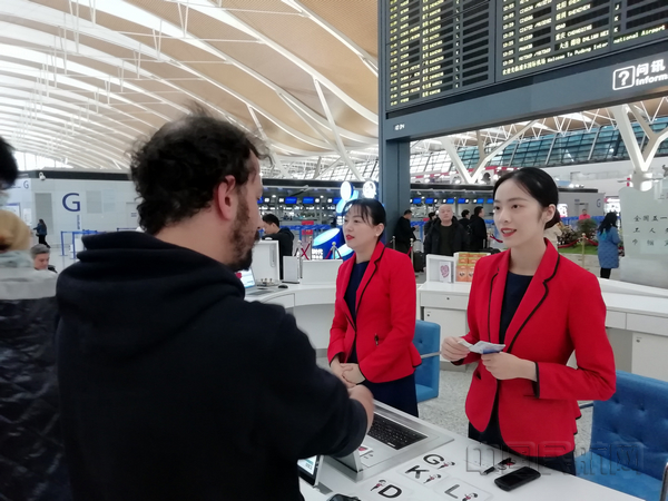 nEO_IMG_浦东机场工作人员为旅客提供问讯服务-钱擘摄.jpg