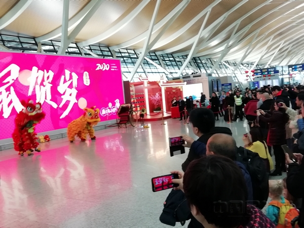 nEO_IMG_浦东机场的年味演出吸引了旅客-钱擘摄