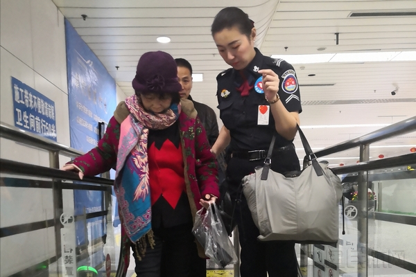 乌鲁木齐国际机场分公司安全检查总站开展“暖冬行动”志愿服务活动1.jpg