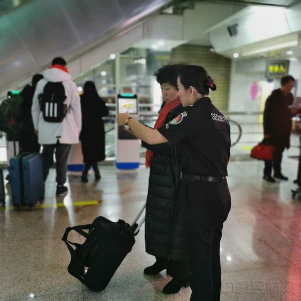 乌鲁木齐国际机场分公司安全检查总站开展“暖冬行动”志愿服务活动3.jpg
