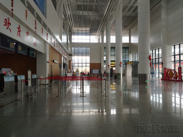 梧州西江机场候机楼节日气氛浓厚（卢锦燕摄）.jpg