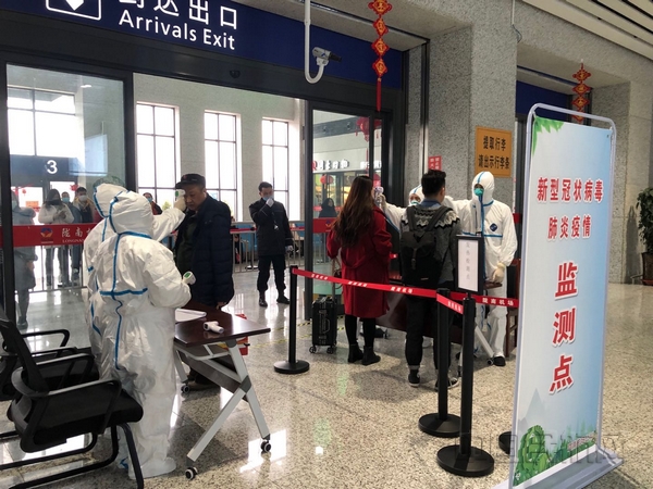 nEO_IMG_陇南机场对所有进出港旅客和所有进入航站楼的人员实行无遗漏体温检测 许生彥-