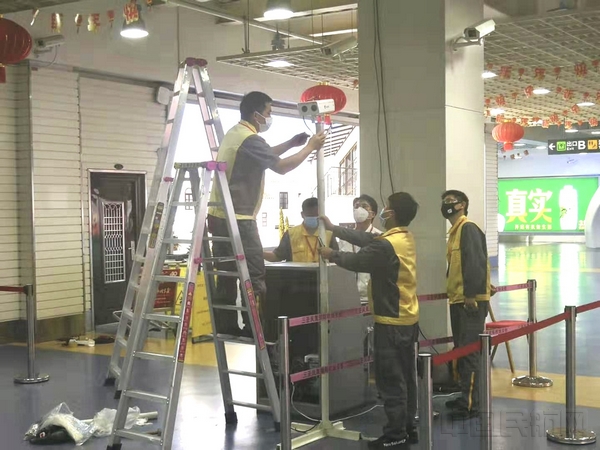 安装体温检测仪.jpg 安装体温检测仪.jpg